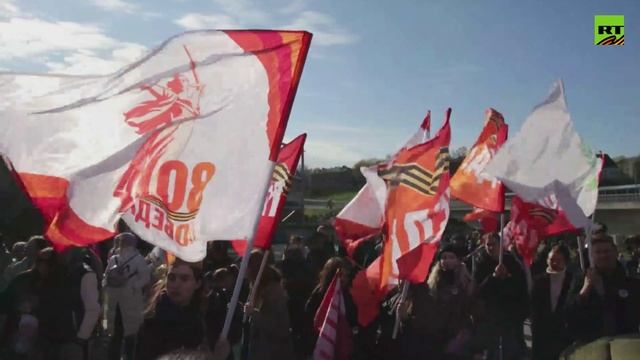 Жители эстонской Нарвы слушали концерт к 9 Мая с противоположного берега реки