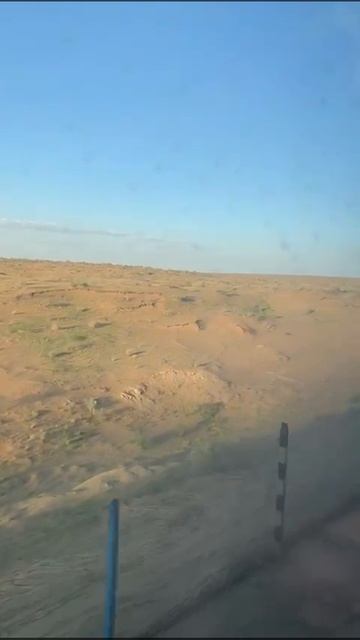 В поезде из Хивы в Бухару по пустыне Кызылкум 9 мая 2025.Алеша, Катя и Артём. 6 часов дороги, 35°.