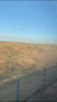 В поезде из Хивы в Бухару по пустыне Кызылкум 9 мая 2025.Алеша, Катя и Артём. 6 часов дороги, 35°.