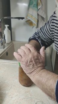 Любимое занятие, открывать банки.