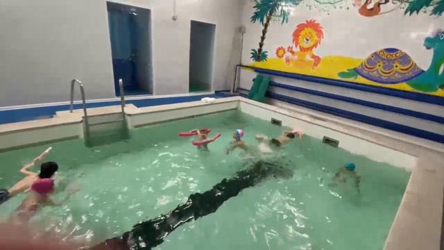 Даня в бассейне