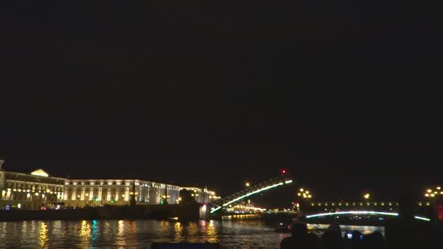 Развод мостов в Санкт-Петербурге (естественно)