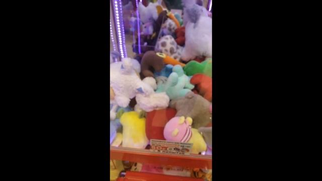 Играем в автомате хватайка! много интересных игр полу?