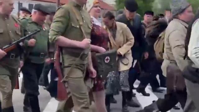 На параде в беларусском Гродно коза не справилась с ходьбой строевым шагом.