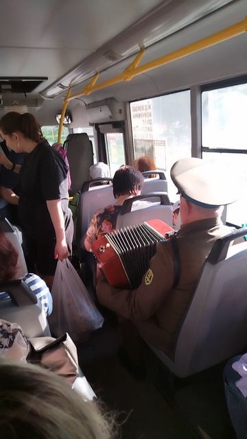 Так ездят в омских автобусах!
