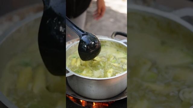 Сельские женщины готовят большую рыбу и едят в деревенском стиле