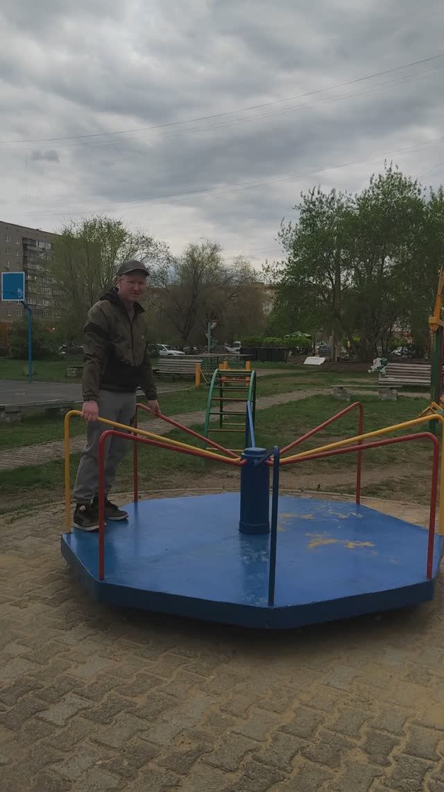 Катаюсь на карусельке😆😆😆