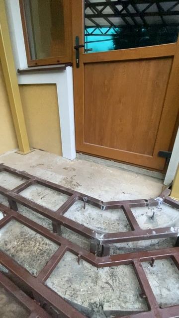 Выставление металлического для монтажа угловых ступенек.