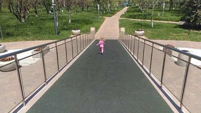 Гуляем с Миланой по парку #МиланаНаша 1