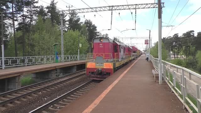Маневровые тепловозы ЧМЭ3-4712 (ТЧЭ-6)/ЧМЭ3-4434 (ТЧЭ-6) с путеукладочным поездом №83??/