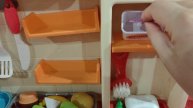готовим игрушечную еду на детской кухне