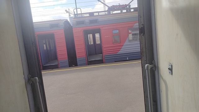 Электропоезд ЭТ2М-049 До станции Сосново и Электропоезд ЭТ2М-8032 До станции С.Петербург Кушелевка