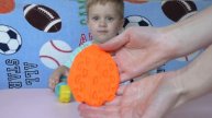Рома и Диана Открываем ящик для игрушек Play Doh eggs Kinder Joy