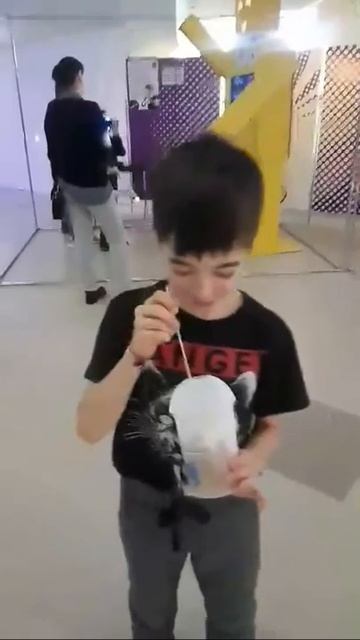 Игорь ест шарики с дымком 🤔😅😂