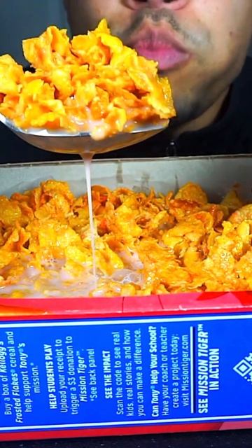 МУКБАНГ: КУКУРУЗНЫЕ ХЛОПЬЯ С МОЛОКОМ И КЛУБНИКОЙ