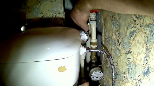 Течет вода из-под  накидной гайки водяного счётчика.