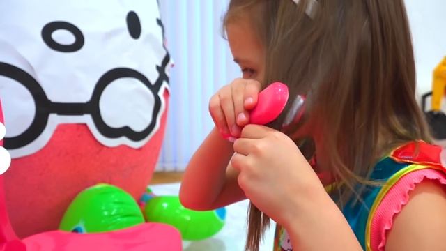 Мистер Макс Макс и Катя играют в гигантские яйца с игрушками