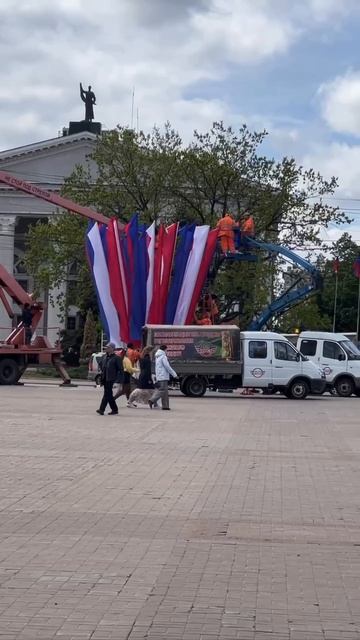 Город оперативно начали готовить ко Дню Республики. 

Уже меняют красные Знамена на флаги РФ и ДНР