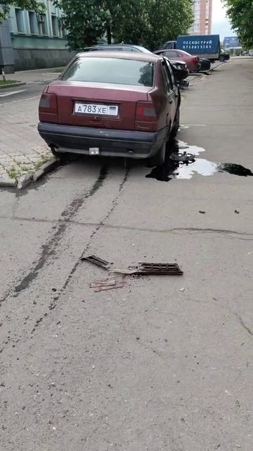 Водитель  (пишут, что в нетрезвом состоянии)  выехал на тротуар, попутно сбив высокий бордюр и остав