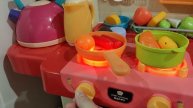 играем в посудку и готовим игрушечную еду на детской кухне