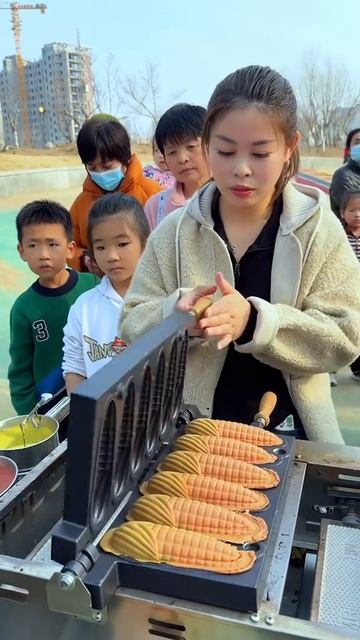 Street food.  Пирожное