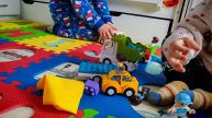 Играем в детский конструктор лего, строим из кубиков