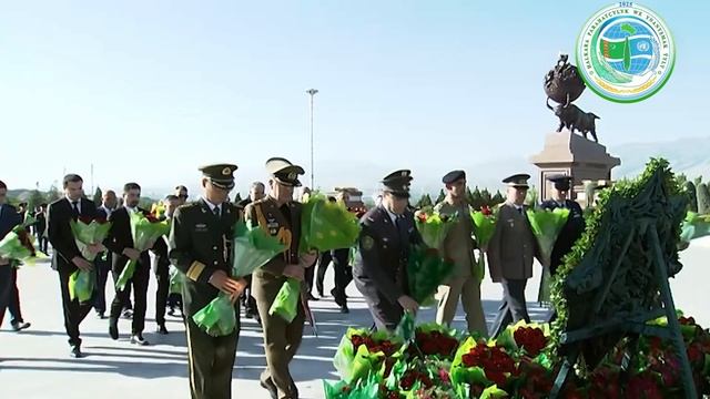 В Ашхабаде возложили цветы к Вечному огню в честь 80-летия Победы