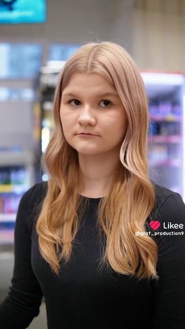 продавец смог продать женщине  бесплатно а деду нет