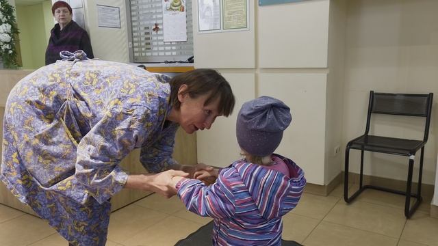 Тея и мама. Встреча брата из роддома