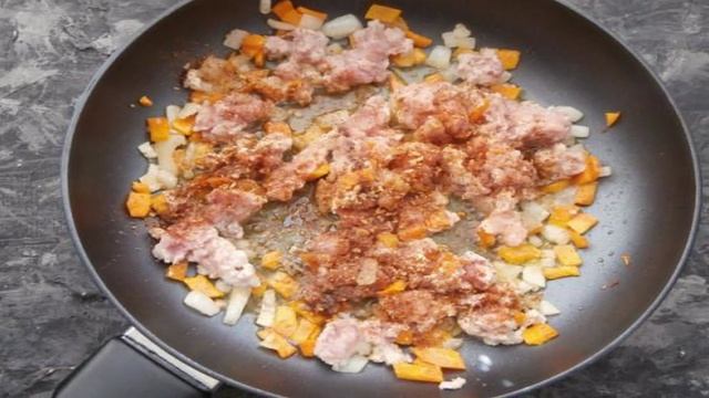 Рис с фаршем на сковороде