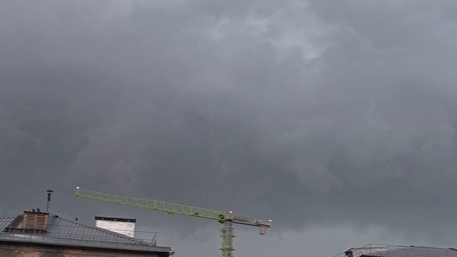 Тучи над городом стали