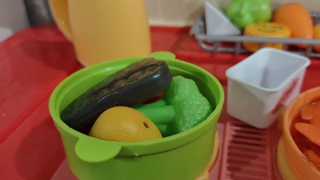 играем в детскую посудку, готовим игрушечную еду