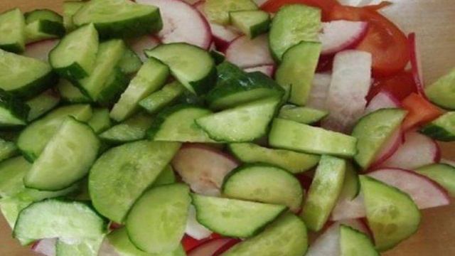 Салат овощной с оригинальным соусом