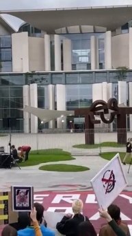 В Берлине напротив резиденции канцлера Германии прош?