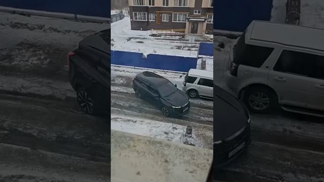 ☝️Интересно, это водитель не может вытащить машину или машина просто закопала себя и не хочет никуда