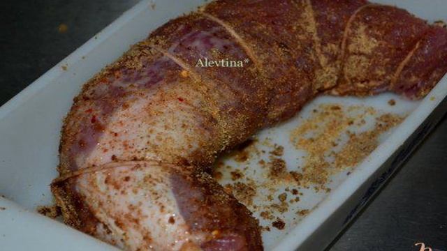 Свиная вырезка с фруктово-ягодной начинкой и апельсиновым соусом