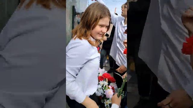 Положите цветы к обелиску...