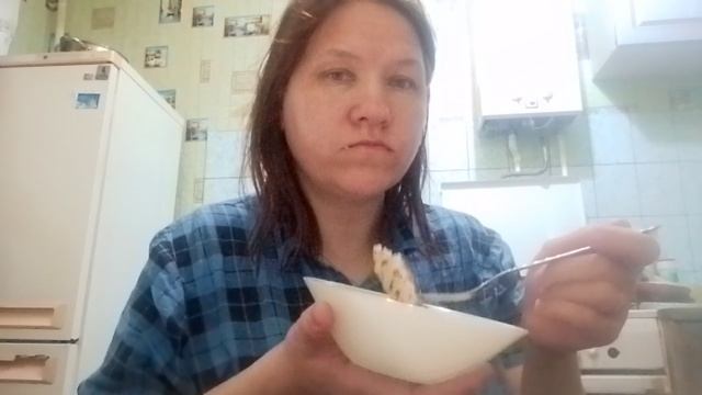 Прибежала с работы очень голодная ем блинчики с творогом и пью кофе