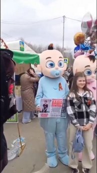 Волонтеры поставили палатку для благотворительной помощи.