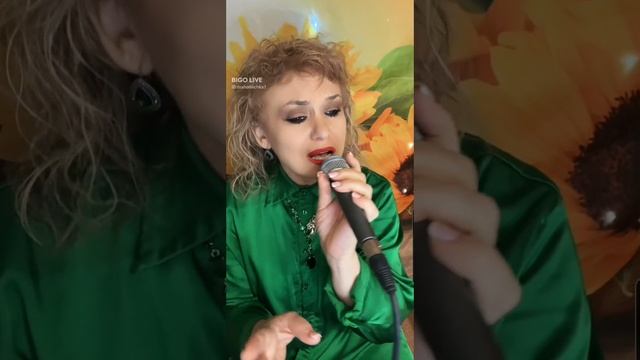 Эта женщина ...