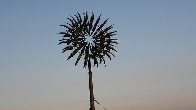 Ольгинка, Туапсинский район. Кинетическая фигура "Солнце" на пляже, И красиво и как-то жутко