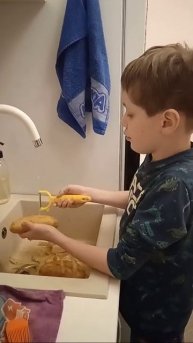 чищу картошку на кухне