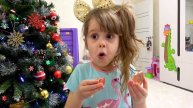 Ева играет в челлендж съедобное как шоколад и настоящее
