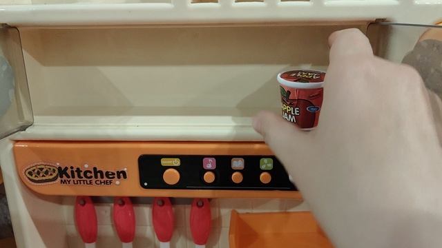 играем в посудку и готовим на детской кухне