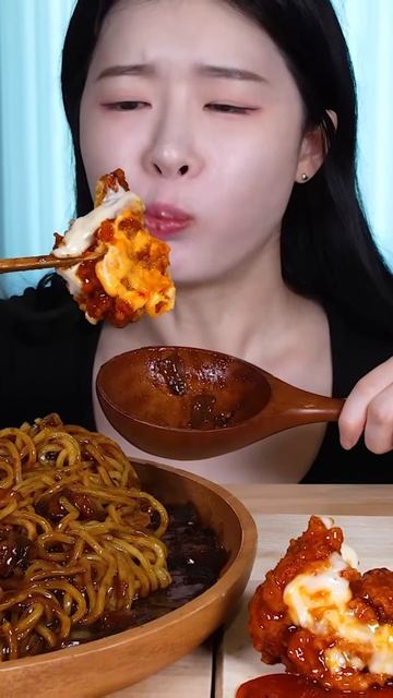 МУКБАНГ: КОРЕЙСКАЯ ЧЕРНАЯ ЛАПША