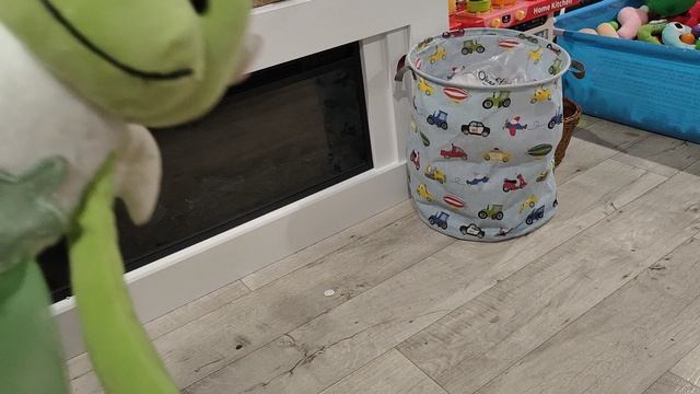 играем в плюшевого дракона для детей