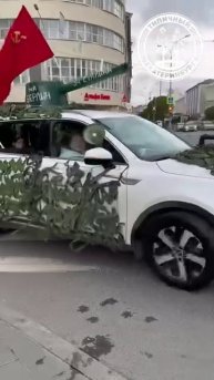 Что думаете о таком украшении машины к празднику?