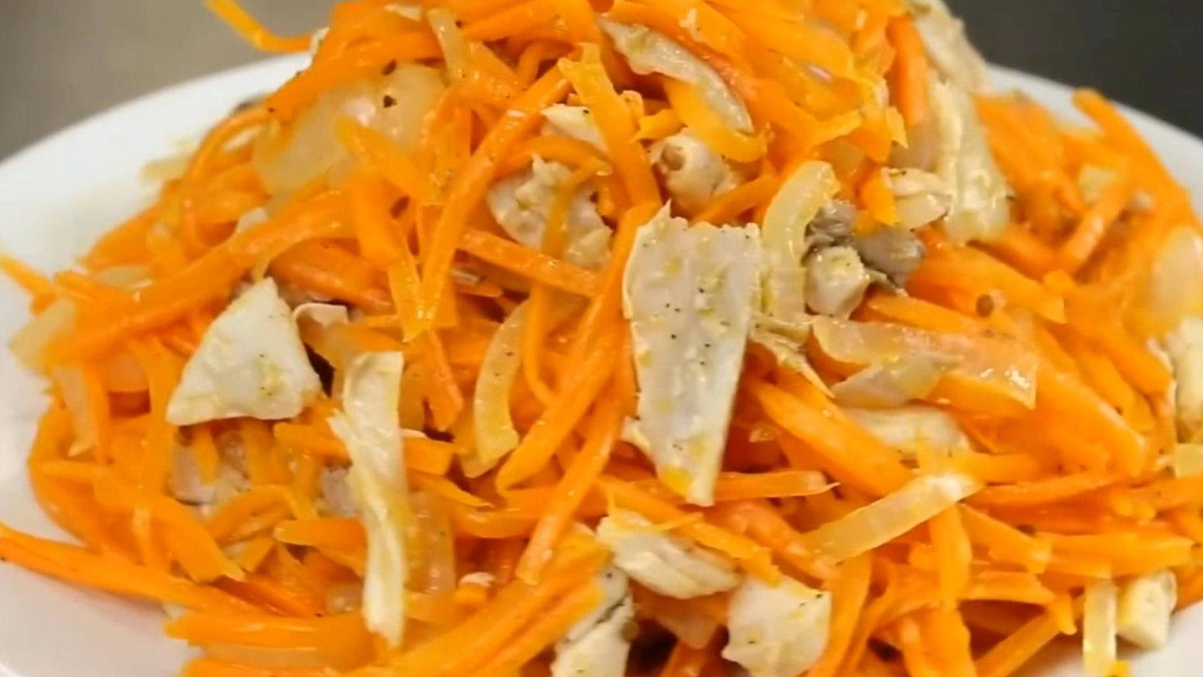 Салат куриный с морковкой и луком.