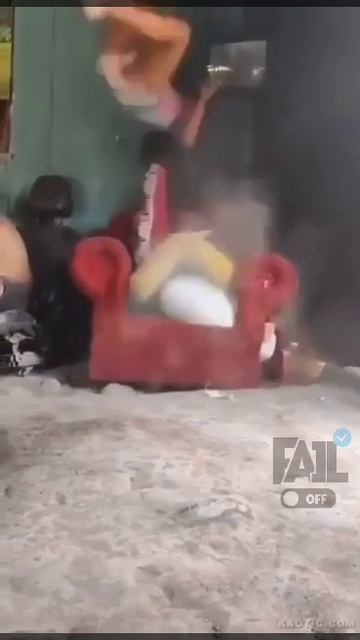 После этого у него больше нет девушки.