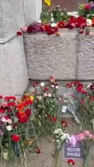 В Берлине к памятнику воинам Советской Армии принесли фотографию деда Зеленского